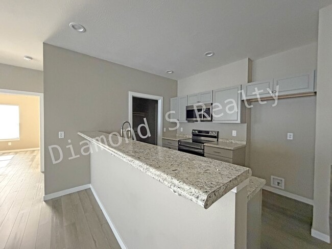 Building Photo - Georgeous 4 Bedroom Home - Ozark Schools!