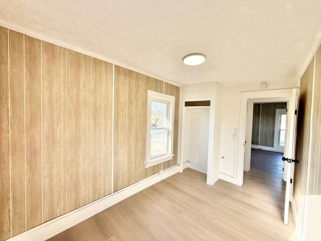 Building Photo - 924 Spring Ave NE