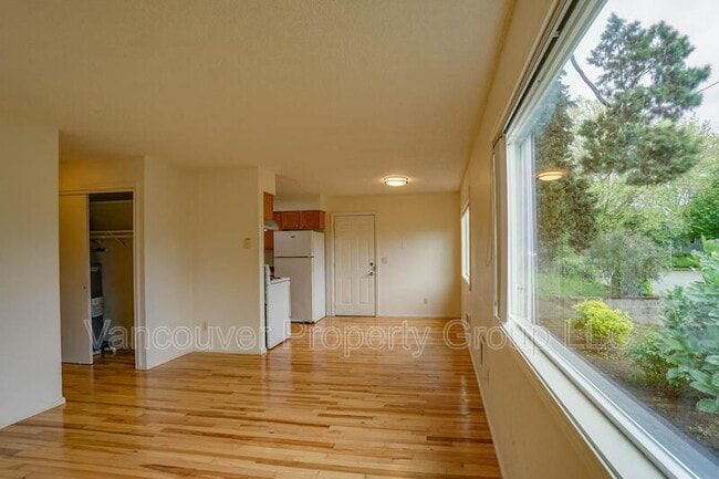 Building Photo - 609 W McLoughlin Blvd