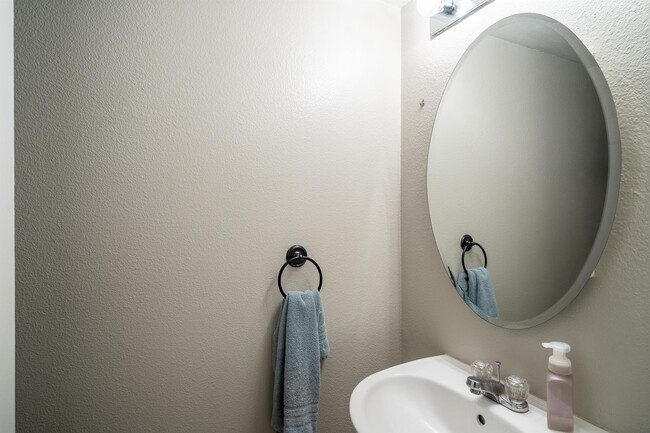 Building Photo - 857 Regent Ct
