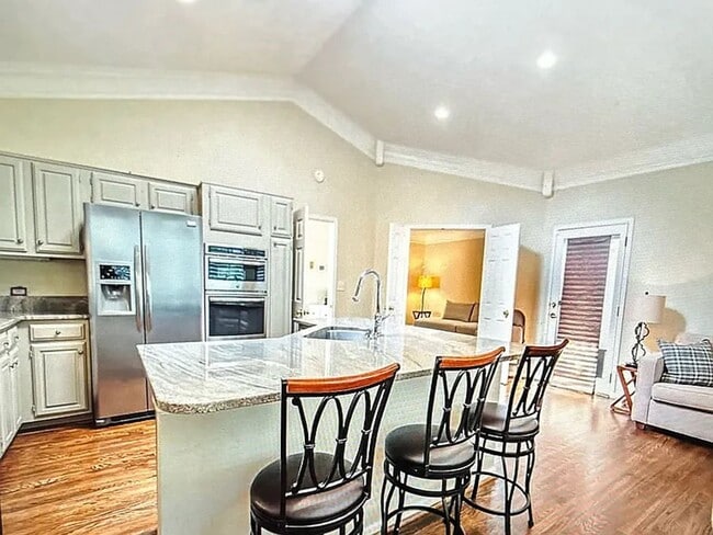 Building Photo - 4 bdrm, 4 bath Townhome in Druid Hills.