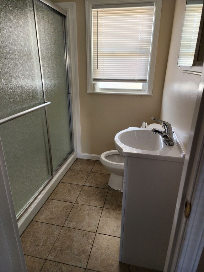 Building Photo - Beautiful 3 Bedroom 2 Bathroom Home