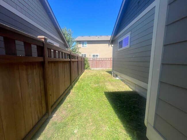 Building Photo - 3 Bed, 2.5 Bath with Garage and Fully Fenced Back Yard
