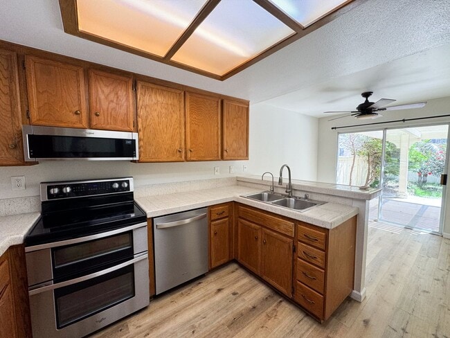 Building Photo - Eastlake : 2 bed, 2.5 bath vaulted ceiling...