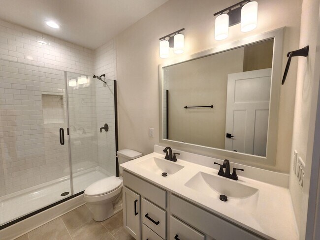 Building Photo - 1128 Blueview Dr