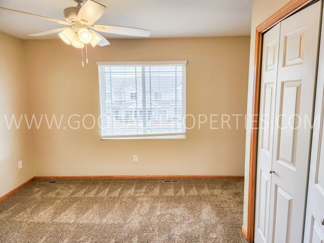 Building Photo - 2 Bedroom 2.5 Bath Townhome In West Des Mo...