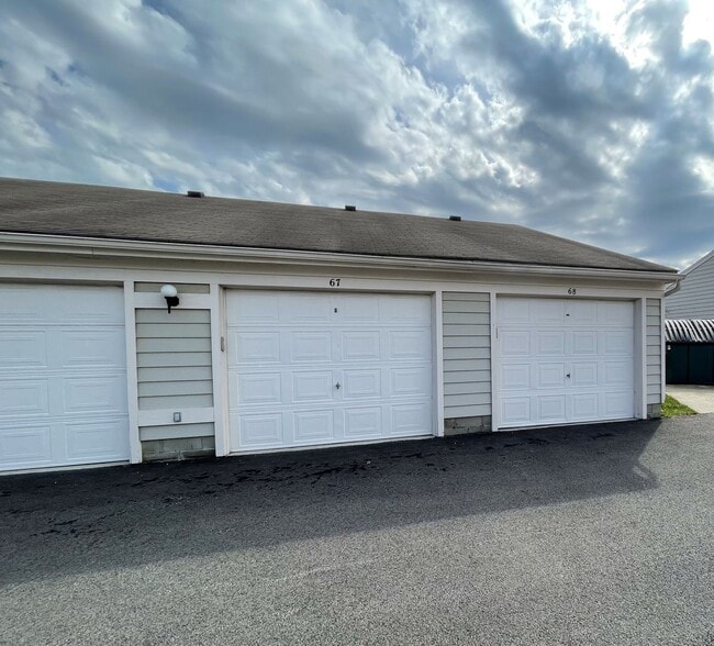 Building Photo - 6775 Meadow Creek Dr
