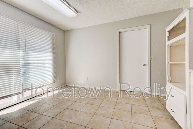 Building Photo - 208 W Shadywood Dr