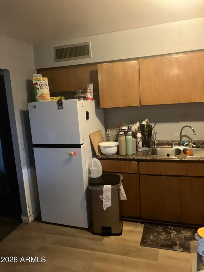 Building Photo - 4214 W Lewis Ave