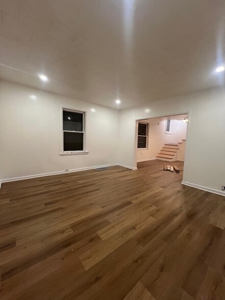 Building Photo - 27 Oak St