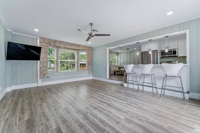 Building Photo - 856 SW Rustic Cir