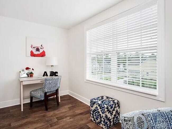Building Photo - 2206 Adelay Dr