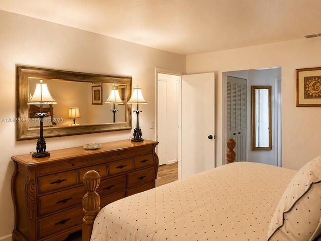 Building Photo - 4633 Vilabella Dr