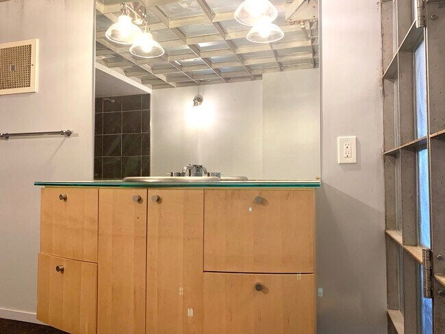 Building Photo - STUNNING LARGE CORNER LIVE/WORK 1 BED+ DEN...