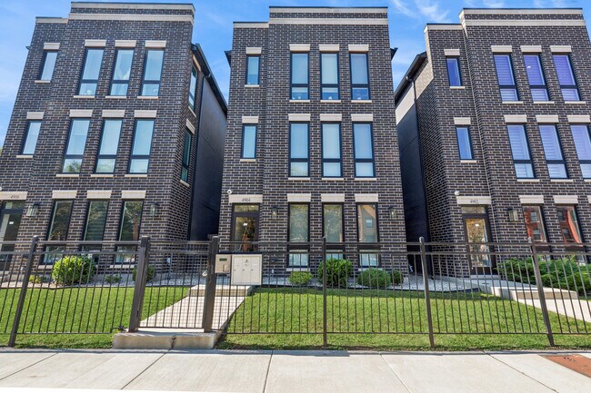 Primary Photo - 4904 S St Lawrence Ave
