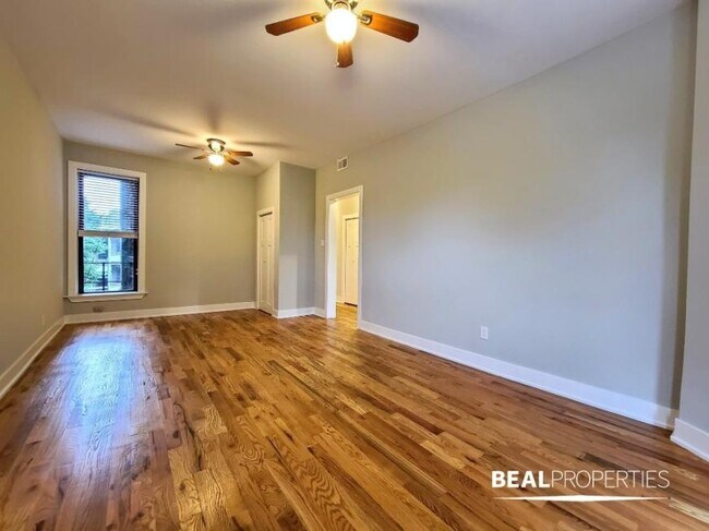 Building Photo - 3 bedroom in CHICAGO IL 60657