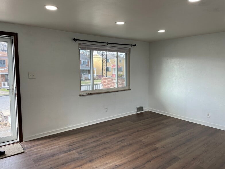 Building Photo - 206 Whipple St