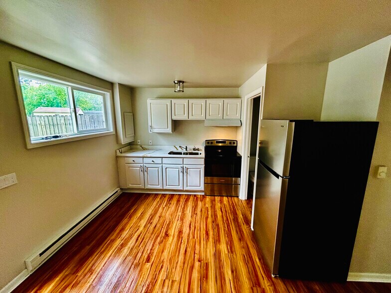 Newly renovated kitchen with SS appliances and quartz countertops - 931 E Clay St