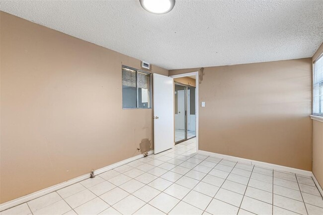 Building Photo - 9407 N Creek Dr