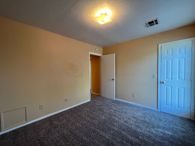 Building Photo - Broken Arrow duplex: 3 bedroom Duplex!