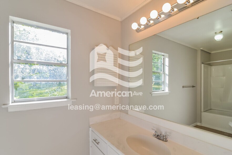 Building Photo - 2145 Meadowlane Dr