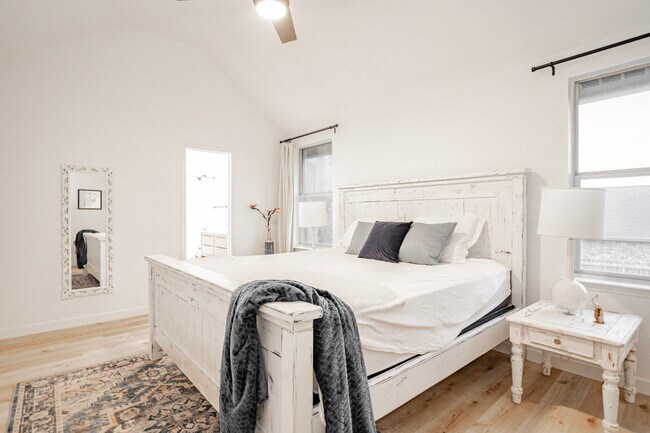 Building Photo - 323 Celia Cir