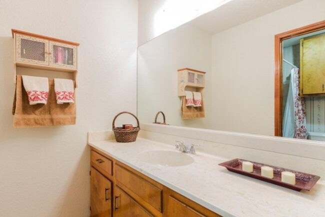 Building Photo - Cute & Convenient Home in Mission!