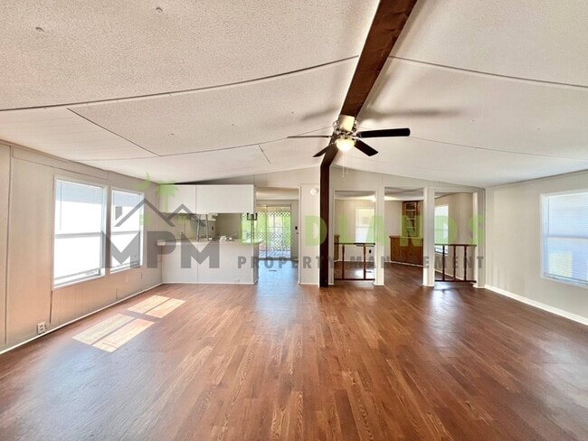 Building Photo - 2413 S Lake Dr