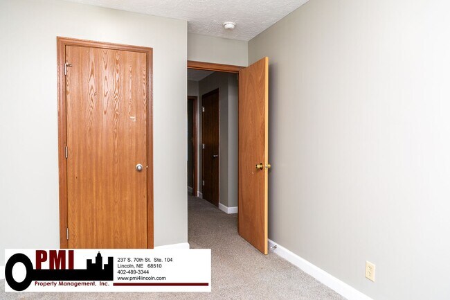 Building Photo - 3 Bedroom and 1.5 bathroom Duplex for rent