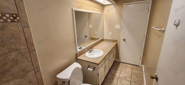 Building Photo - 2204 Oak Hill Dr