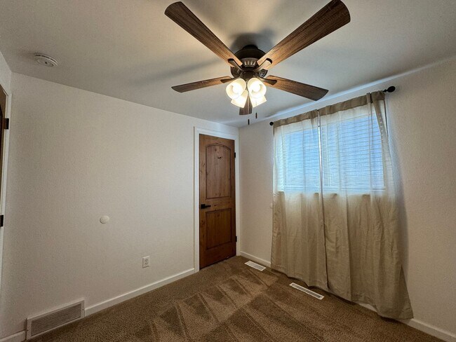 Building Photo - Cute 3 Bedroom house in Windsor