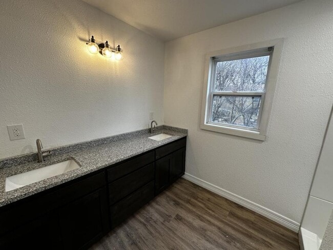 Building Photo - 304 N Roney St