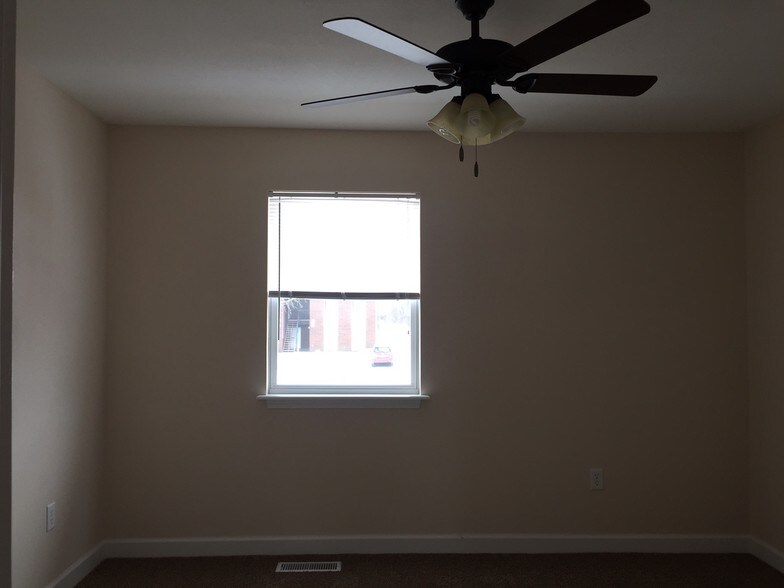 Building Photo - 423 Meadow Dr