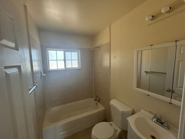 Building Photo - Updated charm and space in this 2 bedroom ...