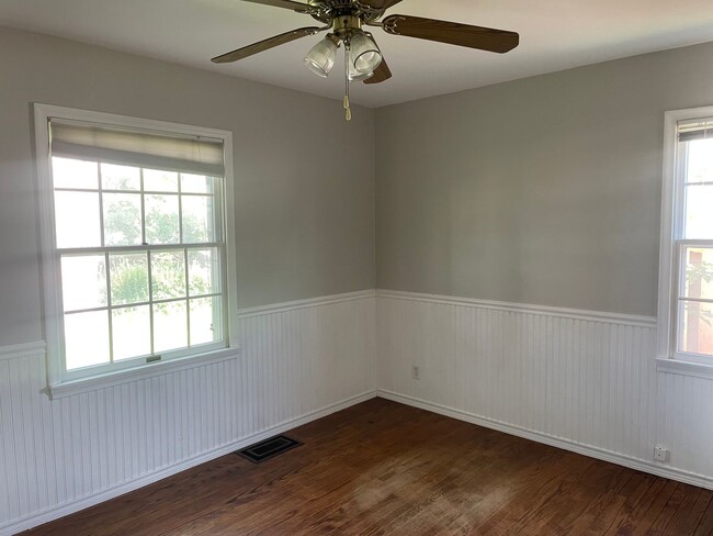 Building Photo - Charming Bungalow Available - Walk To Sout...