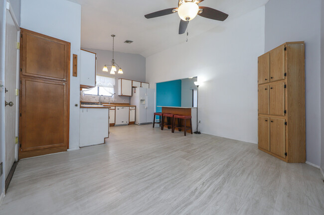 Building Photo - 10281 E Foxmoor Dr