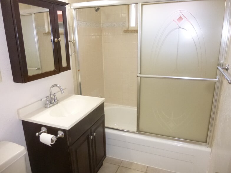 BATH - 720 Miller Ct