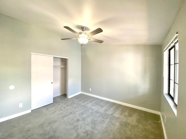Building Photo - Washer/Dryer in Unit! Remodeled Townhome i...