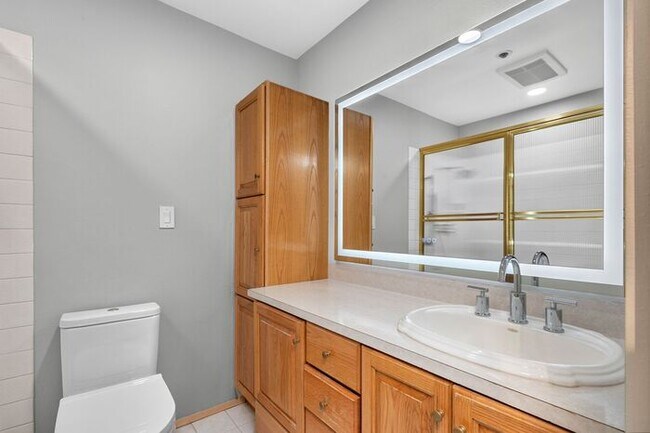 Building Photo - Enormous Waterfront Alki Condo w/ Stunning Views
