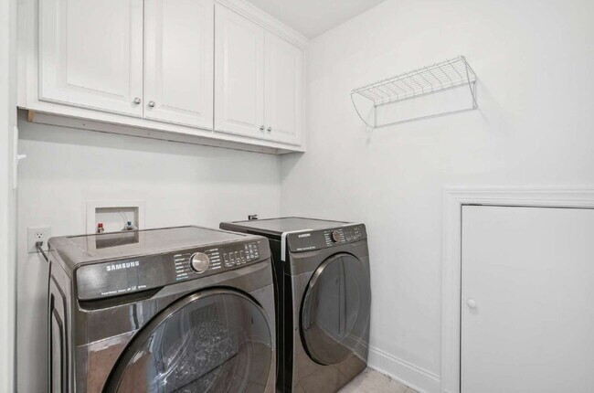 Building Photo - Furnished 4 Bed/3 Full Bath Home in Cary!