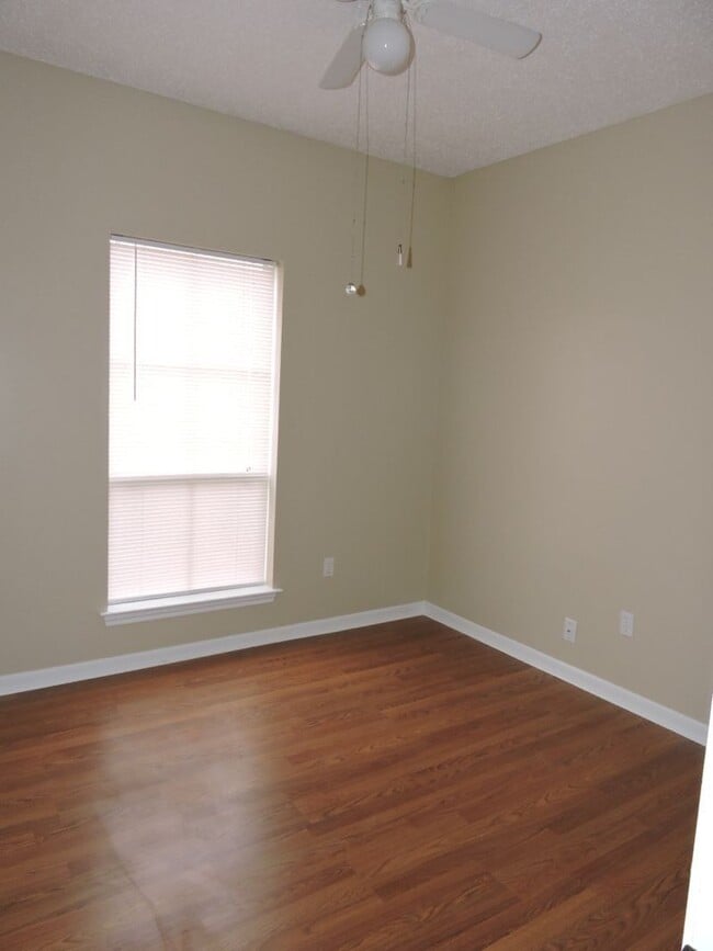 Building Photo - Great 3 Bedroom, 2 Bath Home - No Carpet
