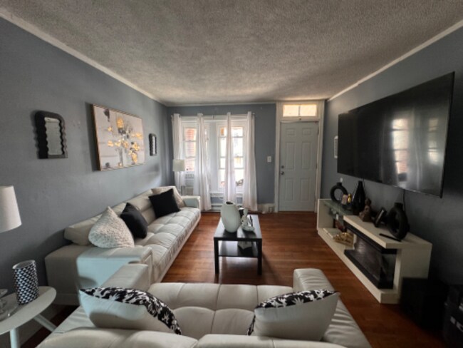 Building Photo - 274 E Elm St