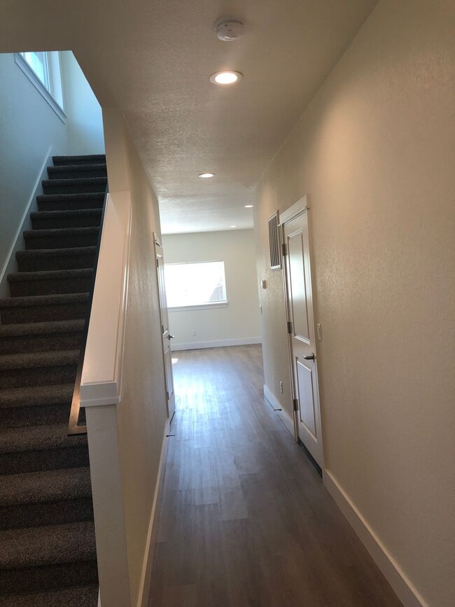 Building Photo - Newer 3 bedroom, 2.5 bath duplex in desirable neighborhood! MOVE IN SPECIAL!