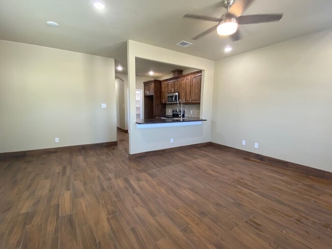 Building Photo - 105 Sabine Ave. #B