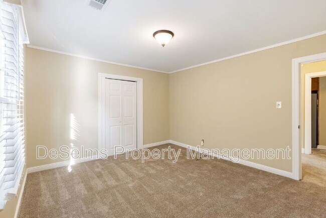 Building Photo - 922 Wedgewood Ave