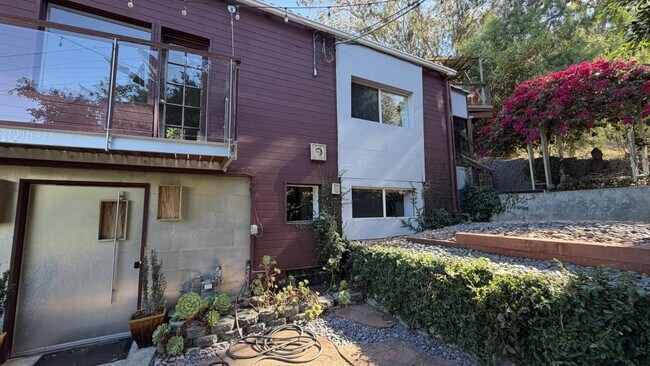 Building Photo - 637 S Crescent Ct