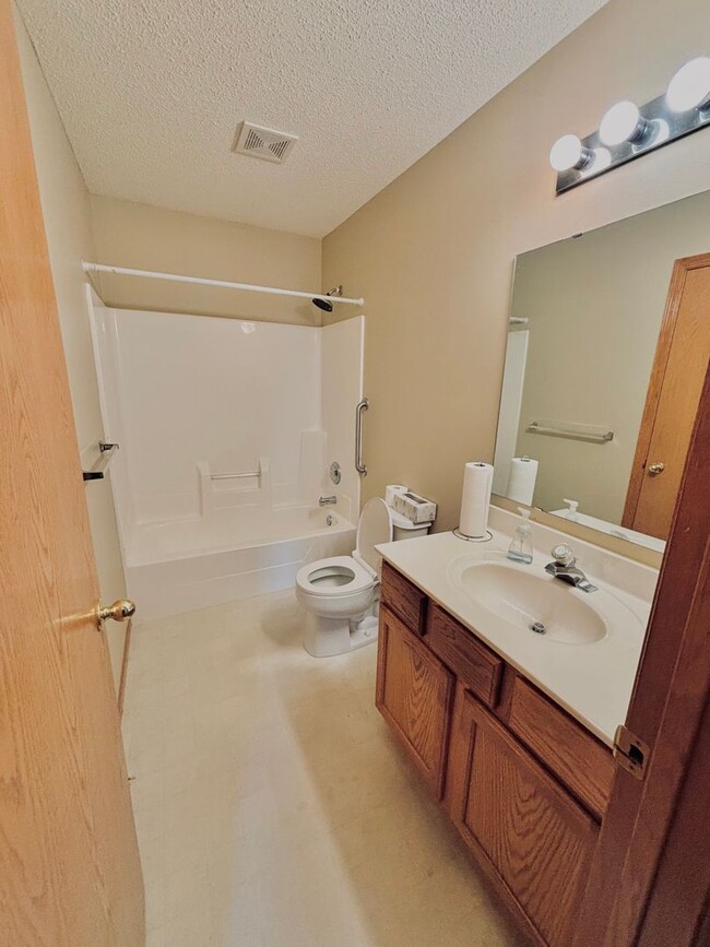 Building Photo - Rare Detached 4bed Townhome in Prime Shako...