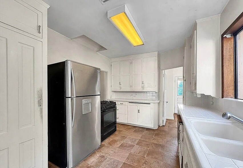 Building Photo - 844 25th St