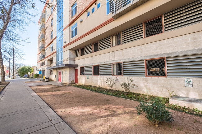 Building Photo - Live in the Heart of West Campus!