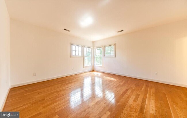 Building Photo - 9005 Edgepark Rd